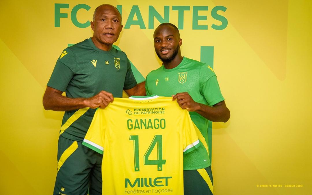 Ignatius Ganago pose avec le maillot du FC Nantes