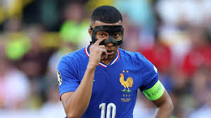 Kylian Mbappe avec son Masque Euro 2024