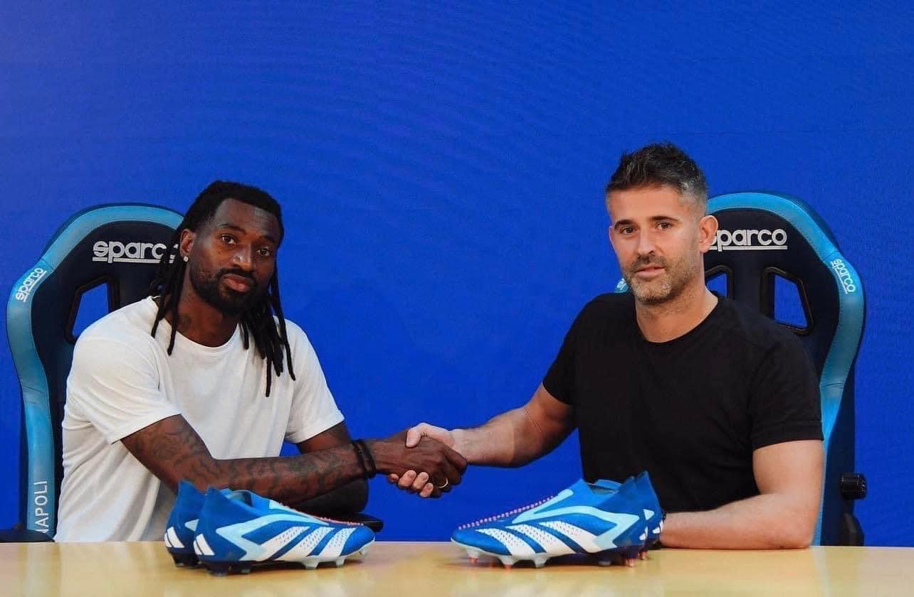 Zambo-Anguissa présentant les produits Adidas